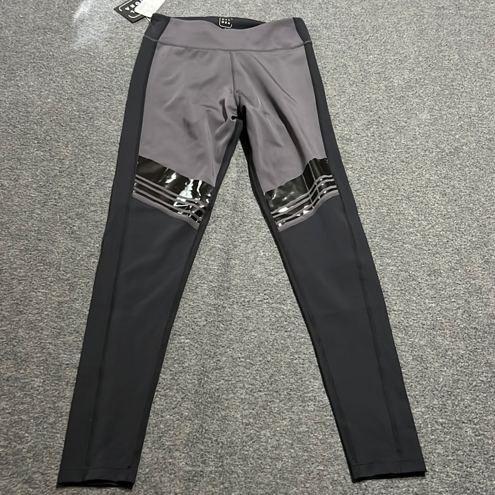 Leggings by NYLORA‎